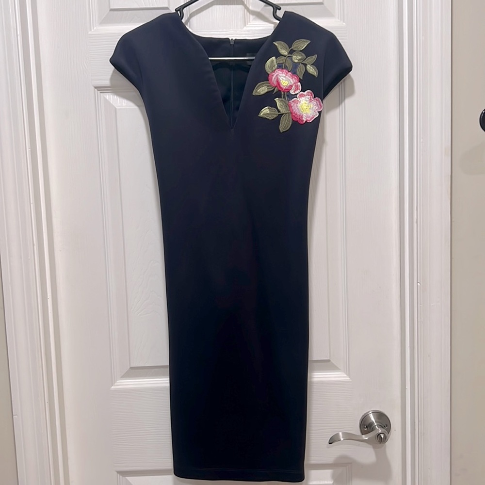 Navy blue FLATTERING dress women’s Size 8 Petite. Not clingy, curvy & sits nice